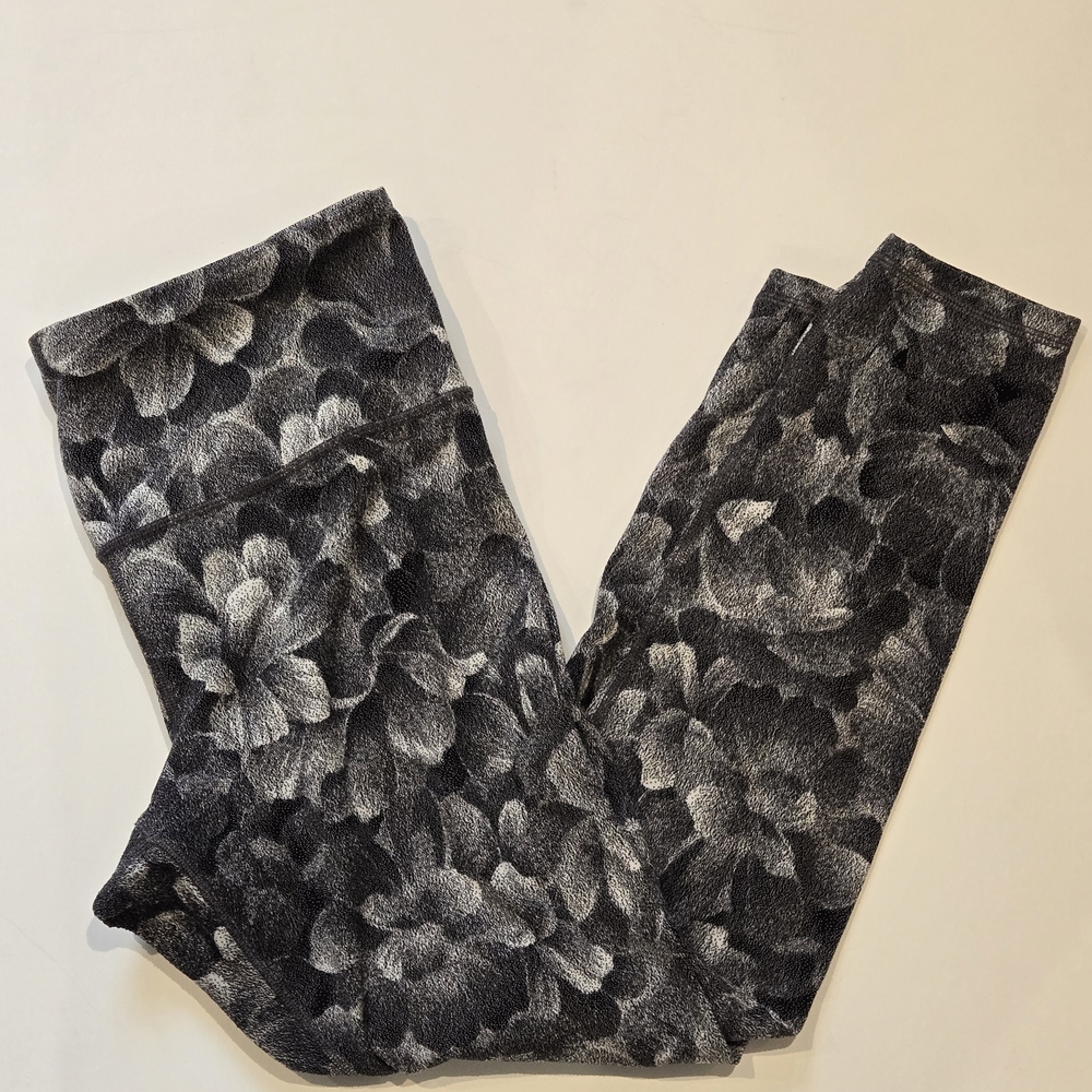 Athleta Salutation Stash Pocket 7/8 Legging in White & Black Floral Size L - Picture 3 of 10